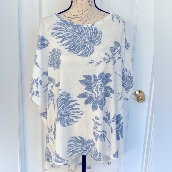 Simple by Suzanne Betro |White & Blue Leaves Pleated-Back Hi-Low Tunic - Women - Picture 7 of 11